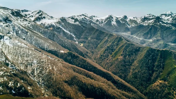 Vista aérea de montanhas e picos nevados — Fotografia de Stock