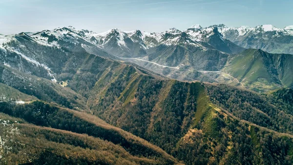 Vista aérea de montanhas e picos nevados — Fotografia de Stock