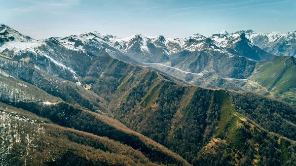 Luftaufnahme von Bergen und schneebedeckten Gipfeln — Stockfoto