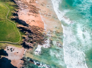 Bir kayalık Beach havadan görünümü