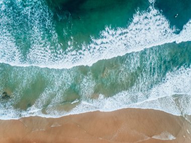 Asturias bir plajda sörf insan havadan görünümü