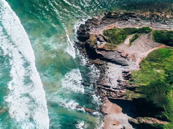 Vista aérea de uma praia rochosa — Fotografia de Stock