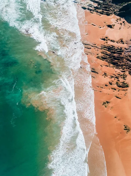 Vue aérienne d'une plage rocheuse — Photo