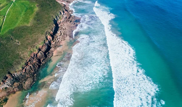 Bir kayalık Beach havadan görünümü — Stok fotoğraf