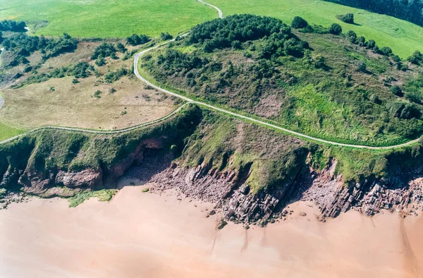 Vista aérea de uma praia rochosa — Fotografia de Stock