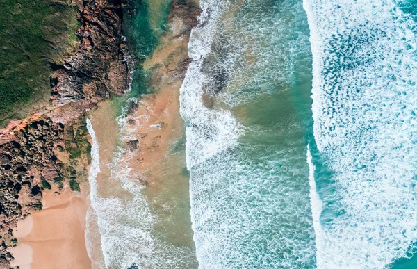 Вид с воздуха на скалистый пляж — стоковое фото