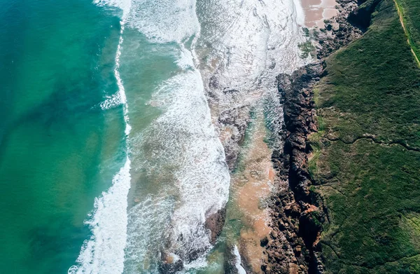 Вид с воздуха на скалистый пляж — стоковое фото