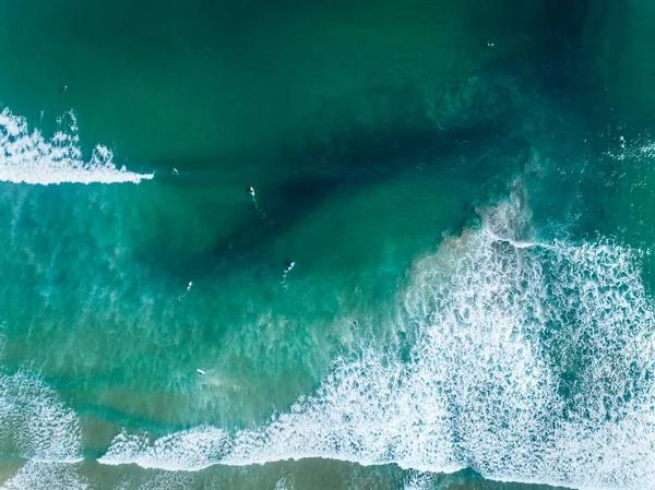 Widok z lotu ptaka ludzi surfing na plaży w Asturii — Zdjęcie stockowe