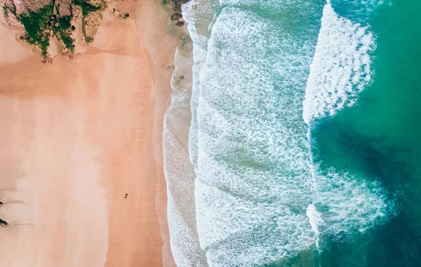 Widok z lotu ptaka Surfera wychodzi z wody na plaży w jako — Zdjęcie stockowe