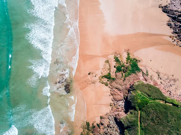 Vue aérienne d'une plage sauvage des Asturies — Photo