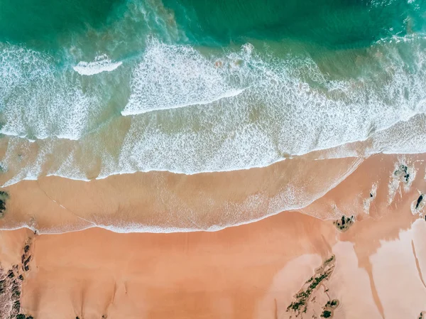 Luftaufnahme eines wilden Strandes in Asturien Stockbild