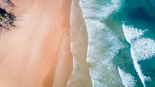 Luftaufnahme eines wilden Strandes in Asturien Stockbild