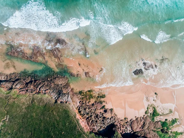 Widok z lotu ptaka dzikiej plaży w Asturii Zdjęcia Stockowe bez tantiem