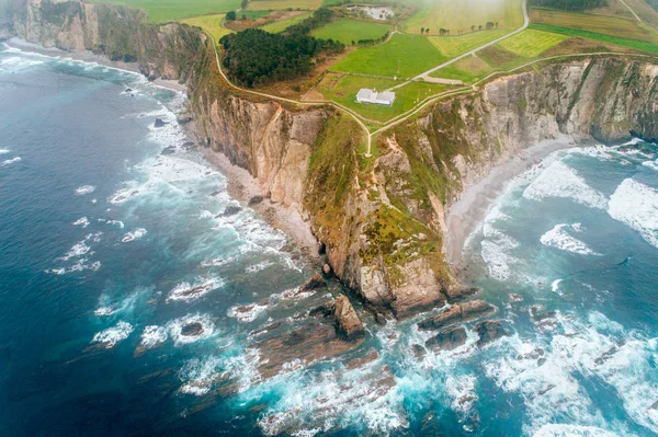 Vista aérea de um farol em um penhasco — Fotografia de Stock