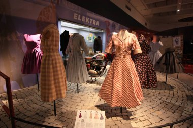 Prague, Çek Cumhuriyeti - 16 Temmuz 2016: Müzesi sergi vintage süslü elbiseler Prag.