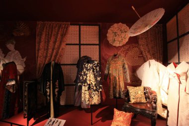 Prague, Çek Cumhuriyeti - 16 Temmuz 2016: Müzesi sergi vintage süslü elbiseler Prag.