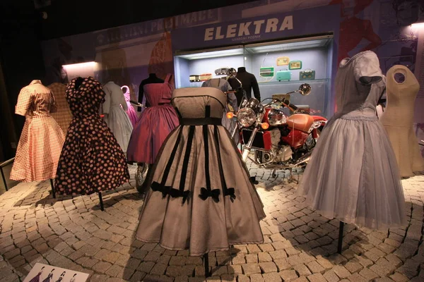 プラハ, チェコ共和国 - 2016 年 7 月 16 日: プラハのヴィンテージの派手なドレスの展示. — ストック写真