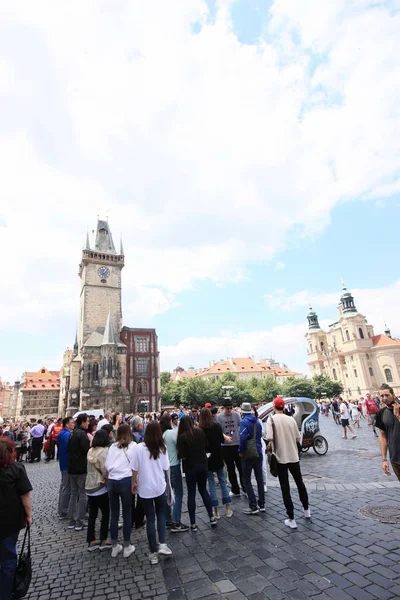 PRAGUE, Tjekkiet juli 16, 2016: Forskellige turister i Prags centrum - Stock-foto