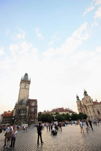PRAGA, REPÚBLICA CHECA - 16 de julio de 2016: Varios turistas en el centro de Praga — Foto de Stock