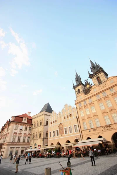 PRAGA, REPÚBLICA CHECA - 16 de julio de 2016: Varios turistas en el centro de Praga — Foto de Stock