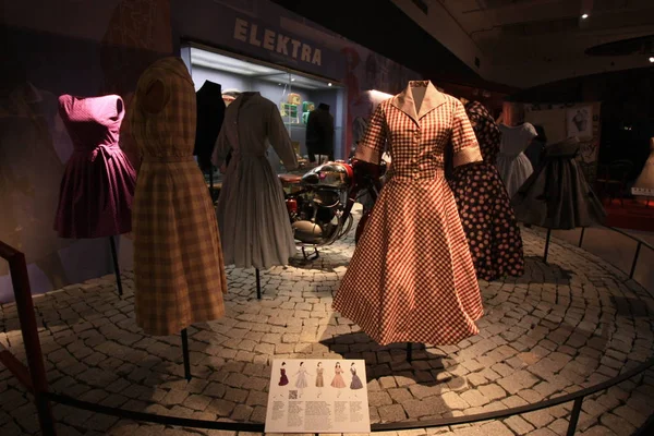 PRAGA, REPÚBLICA CHECA - 16 de julio de 2016: Exposición museística de vestidos de fantasía vintage en Praga . Imagen de archivo