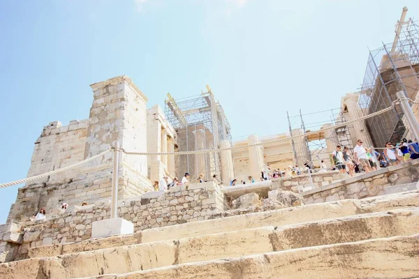 ATENAS, GRECIA - 21 DE AGOSTO DE 2015: Vista de la Acrópolis durante la restauración en Atenas . — Foto de Stock
