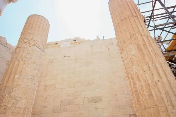 ATENAS, GRECIA - 21 DE AGOSTO DE 2015: Vista de la Acrópolis durante la restauración en Atenas . — Foto de Stock