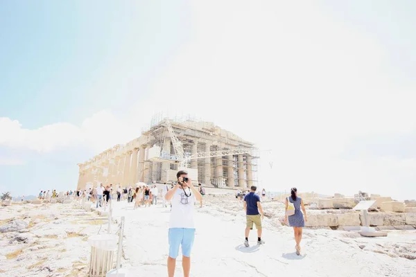 Athens, griechenland - 21. august 2015: besichtigung der akropolis in athens. — Stockfoto