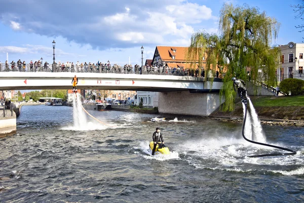 Flyboard Visa på floden Brda - Bydgoszcz Stockfoto