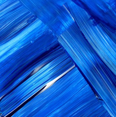 Mavi akrilik dinamik fırça darbesi. El doku, arka plan boyalı