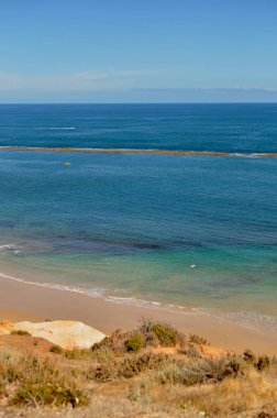 Port WILLUNGA, Adelaide, Güney Avustralya. Mavi deniz güneşli kıyı görünümüne. Mükemmel deniz manzarası.