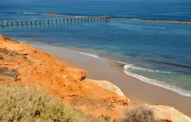 Port WILLUNGA, Adelaide, Güney Avustralya. Mavi deniz güneşli kıyı görünümüne. Mükemmel deniz manzarası.