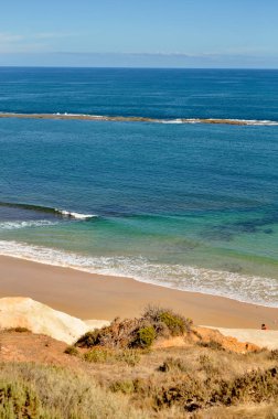 Port WILLUNGA, Adelaide, Güney Avustralya. Mavi deniz güneşli kıyı görünümüne. Mükemmel deniz manzarası.