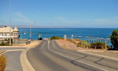 Liman Willunga, Adelaide, Avustralya - mavi deniz sahil manzaralı boş yol ve mavi gökyüzü temizleyin