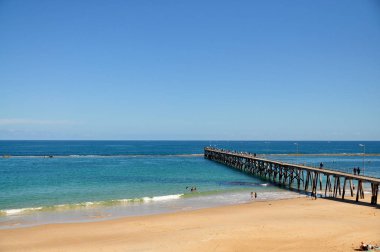 Uzun ahşap iskele sağlayan yürüyüş yolu denize. Deniz manzarası güneşli yaz günü, Adelaide, Avustralya