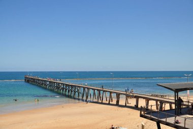 Uzun ahşap iskele sağlayan yürüyüş yolu denize. Deniz manzarası güneşli yaz günü, Adelaide, Avustralya