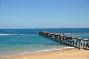 Uzun ahşap iskele sağlayan yürüyüş yolu denize. Deniz manzarası güneşli yaz günü, Adelaide, Avustralya