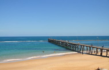 Uzun ahşap iskele sağlayan yürüyüş yolu denize. Deniz manzarası güneşli yaz günü, Adelaide, Avustralya
