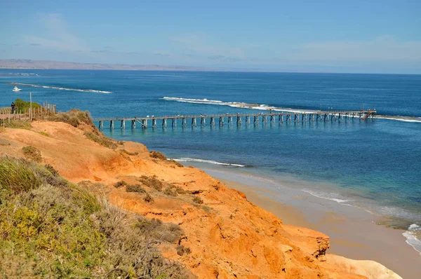 Port WILLUNGA, Adelaide, Güney Avustralya. Mavi deniz güneşli kıyı görünümüne. Mükemmel deniz manzarası.