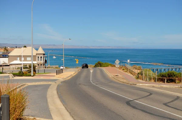 ポート ポートウィランガ アデレード 南オーストラリア州の海岸を望む青い海への道空と澄んだ青い空 — ストック写真