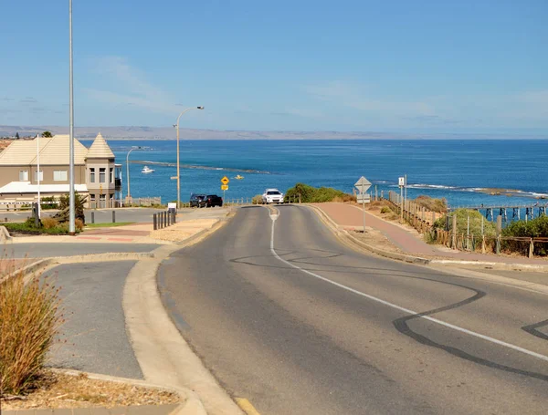 ポート ポートウィランガ アデレード 南オーストラリア州の海岸を望む青い海への道空と澄んだ青い空 — ストック写真