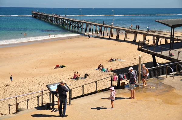 長い木製桟橋提供する散歩道 アデレード オーストラリアの日当たりの良い夏の日の海 — ストック写真