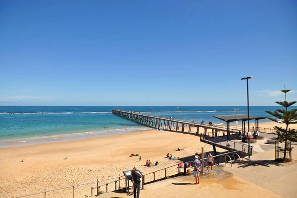 長い木製桟橋提供する散歩道 アデレード オーストラリアの日当たりの良い夏の日の海 — ストック写真