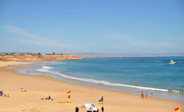ポート ポートウィランガ アデレード 南オーストラリア州 ビーチのエスケープ 海岸に青い海を見るし 青い空と砂をオフに — ストック写真