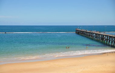 Bağlantı noktası WILLUNGA, Adelaide, Güney Avustralya - Beach kaçış, sahil mavi deniz manzaralı ve açık mavi gökyüzü ve kum