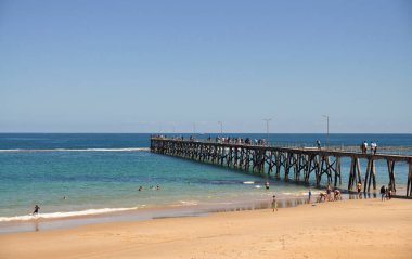 Uzun ahşap iskele sağlayan yürüyüş yolu denize. Deniz manzarası güneşli yaz günü, Adelaide, Avustralya