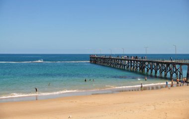 Uzun ahşap iskele sağlayan yürüyüş yolu denize. Deniz manzarası güneşli yaz günü, Adelaide, Avustralya
