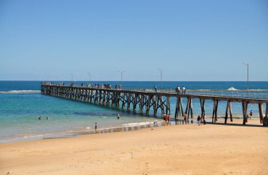 Uzun ahşap iskele sağlayan yürüyüş yolu denize. Deniz manzarası güneşli yaz günü, Adelaide, Avustralya