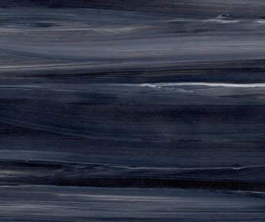 Yaratıcı siyah el boyası arka plan, duvar kağıdı, doku fırça darbeleriyle tuvale akrilik resmin yakın plan bir parçası. Modern sanat. Çağdaş sanat.