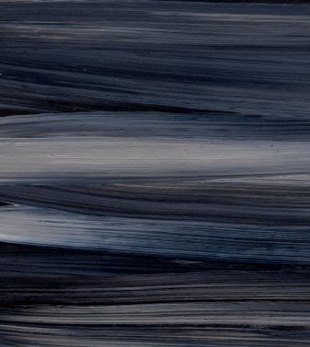 Yaratıcı siyah el boyası arka plan, duvar kağıdı, doku fırça darbeleriyle tuvale akrilik resmin yakın plan bir parçası. Modern sanat. Çağdaş sanat.